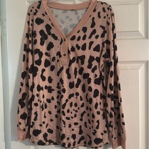 Long sleeve, soft, leopard top